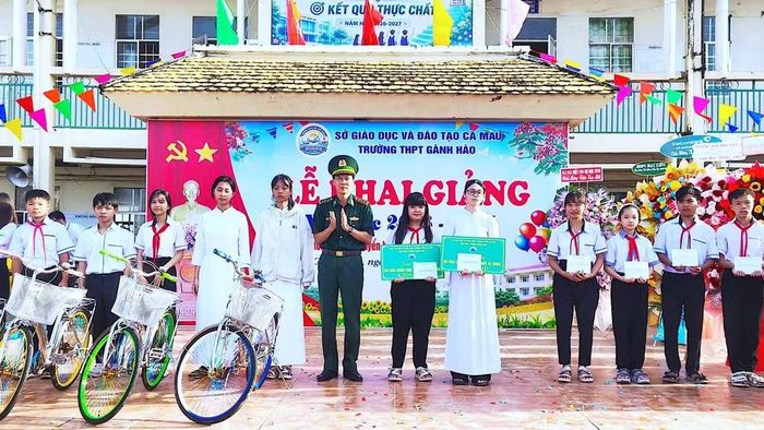 Thượng tá Lê Hoàng On, Phó Chủ nhiệm Chính trị Bộ đội Biên phòng Cà Mau, tặng học bổng cho các em học sinh tại Trường trung học phổ thông Gành Hào (xã Gành Hào, tỉnh Cà Mau). (Ảnh: HOÀNG TÁ)