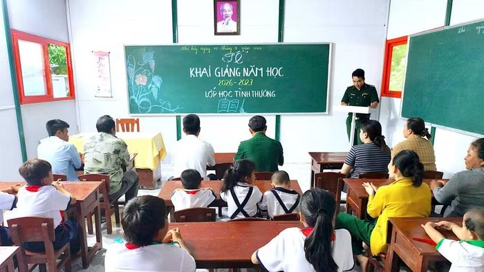 Cán bộ, chiến sĩ Đồn Biên phòng Hòn Chuối và nhân dân đã tổ chức khai giảng năm học mới cho các em học sinh “Lớp học tình thương” trên đảo. (Ảnh: HOÀNG TÁ)
