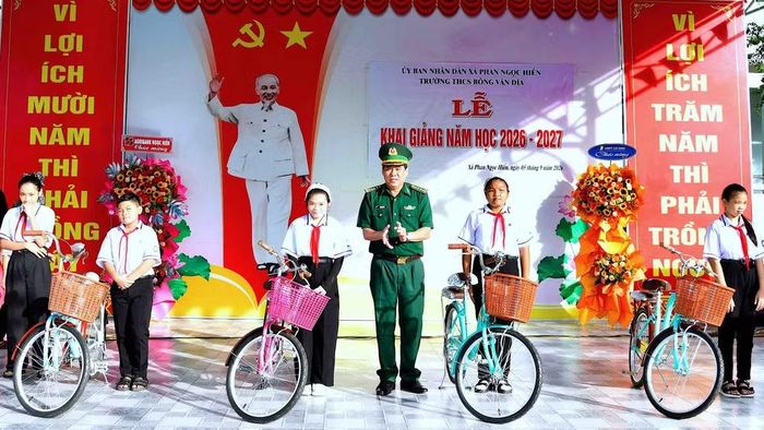 Đại tá Hà Văn Thanh, Chỉ huy trưởng Bộ đội Biên phòng Cà Mau, tặng học bổng và xe đạp cho các em học sinh Trường trung học cơ sở Bông Văn Dĩa (xã Phan Ngọc Hiển, tỉnh Cà Mau). (Ảnh: HOÀNG TÁ)