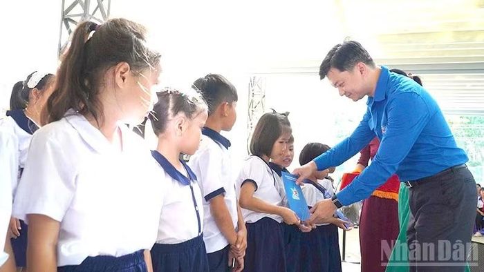  Đồng chí Nguyễn Minh Triết, Ủy viên dự khuyết Trung ương Đảng, Bí thư Thường trực Trung ương Đoàn trao tặng 25 suất học bổng “Tiếp sức đến trường”. (Ảnh: HỮU NGHĨA) 