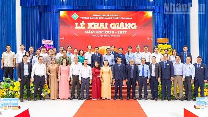 Đại biểu tham dự lễ khai giảng chụp ảnh lưu niệm. (Ảnh: BÁ DŨNG)