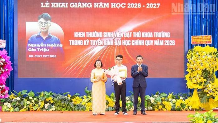 Khen thưởng sinh viên thủ khoa. (Ảnh: BÁ DŨNG)