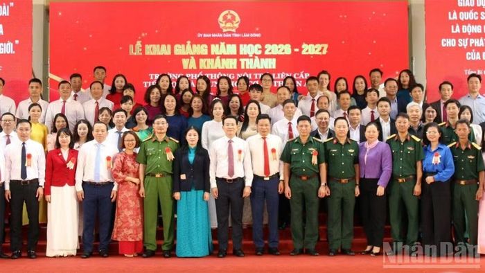Chủ tịch Ủy ban nhân dân tỉnh Lâm Đồng Hồ Văn Mười và Phó Bí thư Tỉnh ủy, Chủ tịch Hội đồng nhân dân tỉnh Lưu Văn Trung (giữa) cùng tập thể Trường nội trú biên giới Thuận An trong ngày khai giảng. (Ảnh: MAI NGUYỄN)