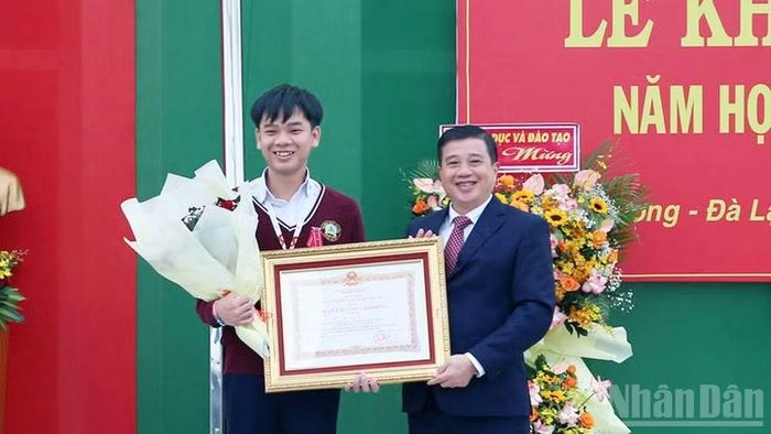 Bí thư Tỉnh ủy Lâm Đồng Y Thanh Hà Niê Kđăm trao Huân chương Lao động hạng Ba do Chủ tịch nước tặng em Đặng Huy Hậu, học sinh lớp 12 Tin, Trường trung học phổ thông chuyên Thăng Long. (Ảnh: BẢO VĂN)