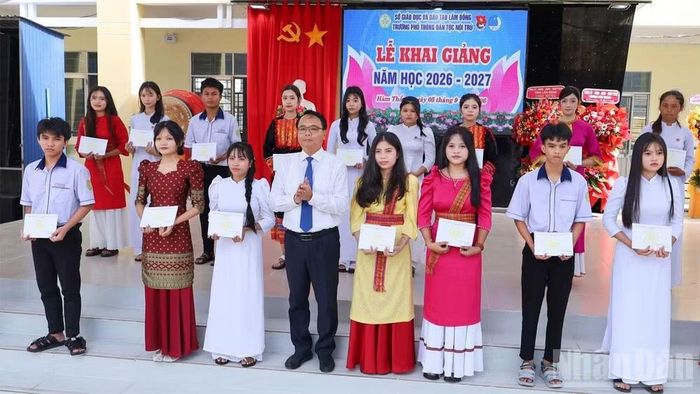 Phó Bí thư Thường trực Tỉnh ủy Lâm Đồng Đặng Hồng Sỹ trao học bổng tặng học sinh vượt khó học giỏi Trường phổ thông dân tộc nội trú tỉnh Lâm Đồng. (Ảnh: VĂN HỮU)