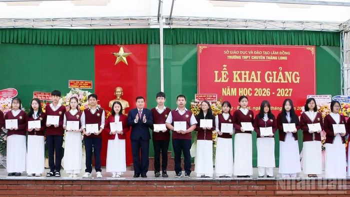 Bí thư Tỉnh ủy Lâm Đồng Y Thanh Hà Niê Kđăm trao học bổng tặng học sinh Trường trung học phổ thông chuyên Thăng Long. (Ảnh: BẢO VĂN)