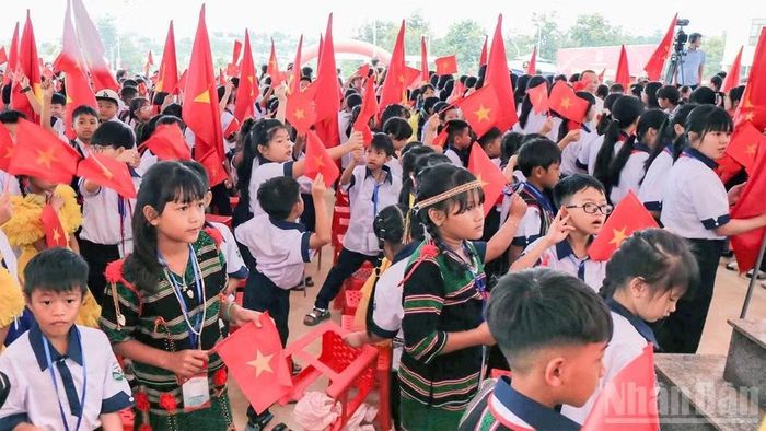 Học sinh vùng biên giới xã Thuận An phấn khởi trong ngày khai giảng và khánh thành ngôi trường mới. (Ảnh: MAI NGUYỄN)