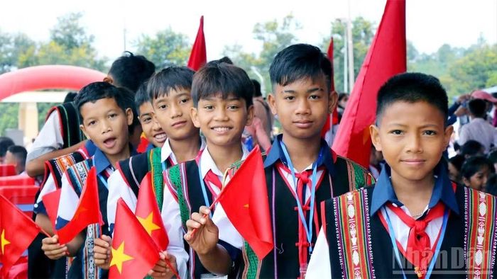 Niềm vui ngày khai giảng với học sinh đồng bào dân tộc thiểu số tại Lâm Đồng. (Ảnh: BẢO VĂN)