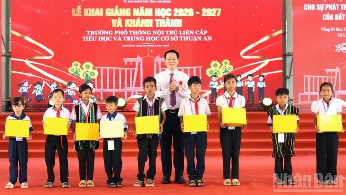 Chủ tịch Ủy ban nhân dân tỉnh Lâm Đồng Hồ Văn Mười trao quà tặng các học sinh có hoàn cảnh khó khăn Trường nội trú biên giới Thuận An. (Ảnh: MAI NGUYỄN)