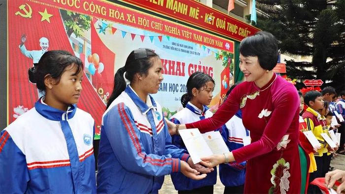Phó Bí thư Tỉnh ủy, Chủ tịch Ủy ban Mặt trận Tổ quốc Việt Nam tỉnh Lâm Đồng Phạm Thị Phúc tặng học bổng động viên học sinh có hoàn cảnh khó khăn tại Trường tiểu học và trung học cơ sở Từ Liêm, xã Nam Ban Lâm Hà. (Ảnh: CTV)