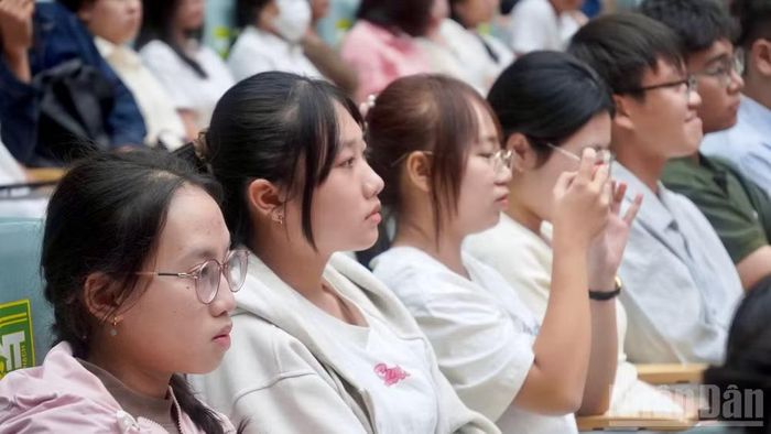 Tân sinh viên Trường đại học Y khoa Phạm Ngọc Thạch.