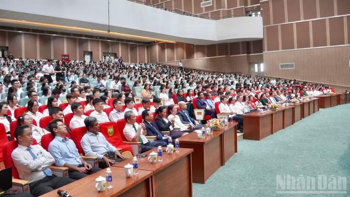 Đại biểu dự lễ khai giảng năm học mới tại Trường đại học Y khoa Phạm Ngọc Thạch.