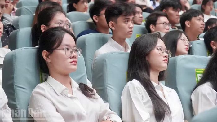 Các tân sinh viên chăm chú theo dõi buổi lễ khai giảng.