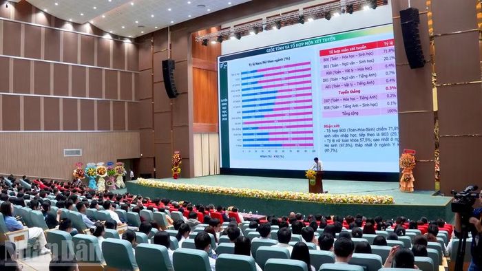 Đại diện nhà trường thông tin về công tác đào tạo và tuyển sinh năm học 2026-2027.