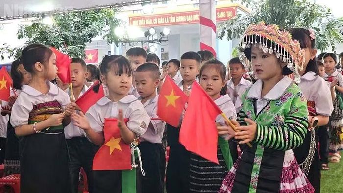 Học sinh ở xã Sơn Thủy, tỉnh Thanh Hóa trong ngày khai giảng năm học mới. (Ảnh: MAI LUẬN)