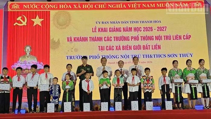 Tập thể lãnh đạo tỉnh Thanh Hóa trao tặng quà cho học sinh ở xã Sơn Thủy. (Ảnh: MAI LUẬN)