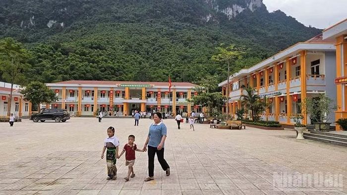 Trường mầm non xã Sơn Thủy cùng được đầu tư xây dựng mới, vừa đưa vào sử dụng. (Ảnh: MAI LUẬN)