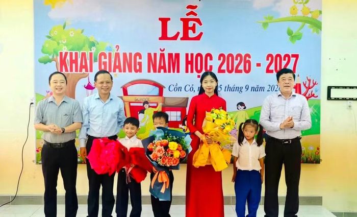 Lãnh đạo đặc khu Cồn Cỏ trao quà cho nhà trường và học sinh tại lễ khai giảng. (Ảnh: Hoàng Duyên)