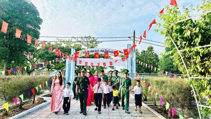 Không khí vui tươi trong ngày khai giảng tại trường Mầm non-Tiểu học Hoa Phong Ba, đặc khu Cồn Cỏ. (Ảnh: HOÀNG DUYÊN)