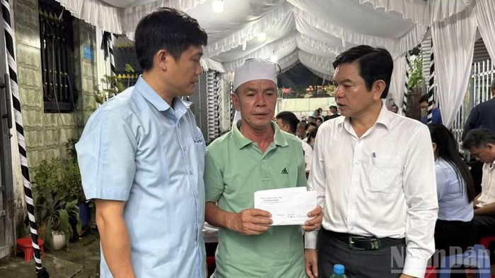 Bí thư Đảng ủy xã Bình Minh Nguyễn Kim Phước (bên phải) và Chủ tịch Ủy ban nhân dân xã Nguyễn Đức Hòa (bên trái) đã đến thăm hỏi, động viên, trao số tiền hỗ trợ gia đình nạn nhân vào chiều 3/9.