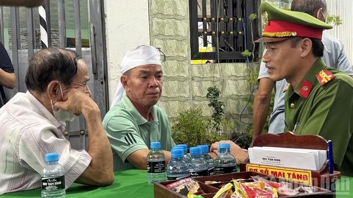 Đại tá Nguyễn Duy Hải, Phó đốc Công an thành phố Đồng Nai, đến thăm hỏi, động viên gia đình nạn nhân vào chiều 3/9.