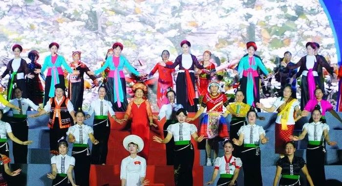 Diễn viên và nhân dân các dân tộc thiểu số tỉnh Điện Biên chung vui trong đêm văn nghệ chào mừng 81 năm Ngày Quốc khánh 2/9. (Ảnh: Sở Văn hóa, Thể thao và Du lịch Điện Biên)