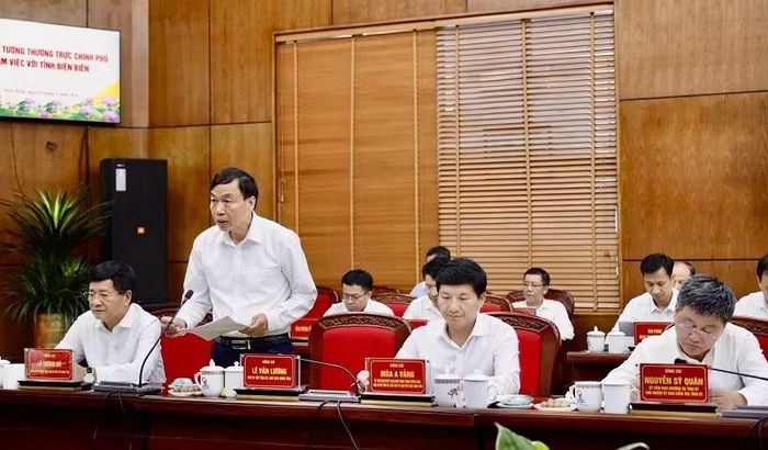 Chủ tịch Ủy ban nhân dân tỉnh Điện Biên Lê Văn Lương báo cáo kết quả phát triển kinh tế-xã hội, bảo đảm quốc phòng an ninh của tỉnh Điện Biên trong 8 tháng năm 2026. (Ảnh: LÊ LAN)
