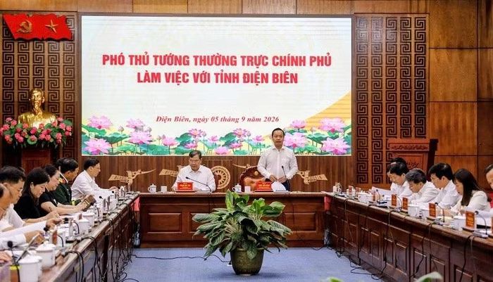 Đồng chí Trần Tiến Dũng, Bí thư Tỉnh ủy Điện Biên báo cáo Phó Thủ tướng Thường trực Phạm Gia Túc và thành viên đoàn công tác các kết quả nổi bật của Điện Biên. (Ảnh: LÊ LAN)