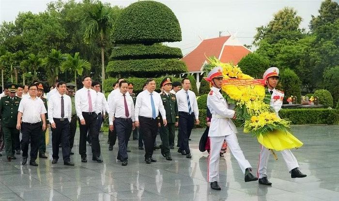 Phó Thủ tướng Thường trực Chính phủ Phạm Gia Túc cùng đoàn công tác viếng các Anh hùng liệt sĩ tại Nghĩa trang liệt sĩ A1. (Ảnh: LÊ LAN)
