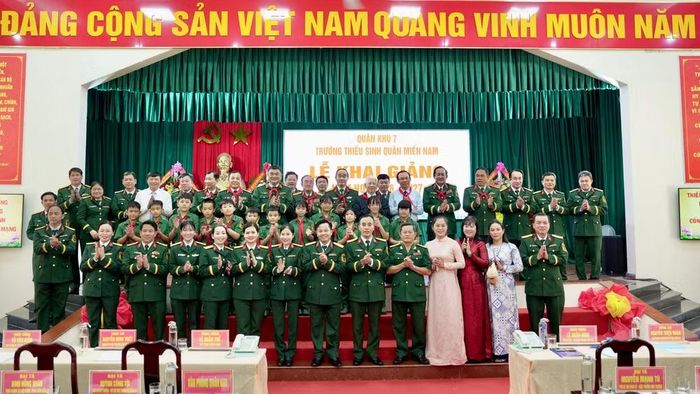 Đại biểu và các em học sinh chụp ảnh lưu niệm. (Ảnh: LÊ HUY)