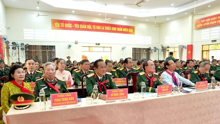 Các đồng chí nguyên lãnh đạo Đảng, Nhà nước và Bộ Quốc phòng dự lễ khai giảng. (Ảnh: LÊ HUY)