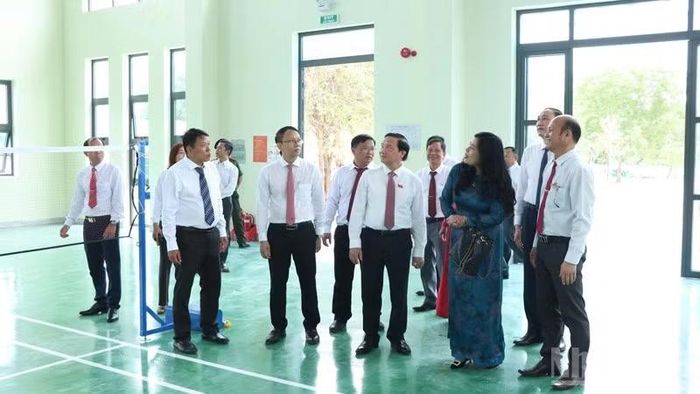 Các đại biểu tham quan cơ sở vật chất phục vụ dạy và học của Trường phổ thông dân tộc nội trú trung học cơ sở và trung học phổ thông Pi Năng Tắc được xây mới và đưa vào hoạt động trong năm học mới. (Ảnh: NGUYỄN TRUNG)