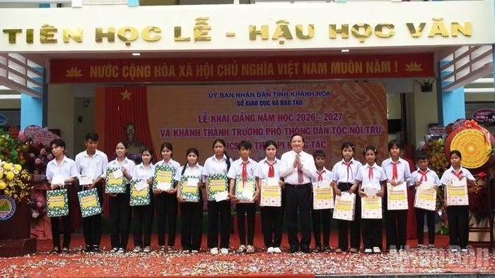 Phó Chủ tịch Quốc hội Nguyễn Khắc Định tặng quà cho học sinh đạt thành tích xuất sắc trong học tập, học sinh nghèo, có hoàn cảnh khó khăn. (Ảnh: NGUYỄN TRUNG)