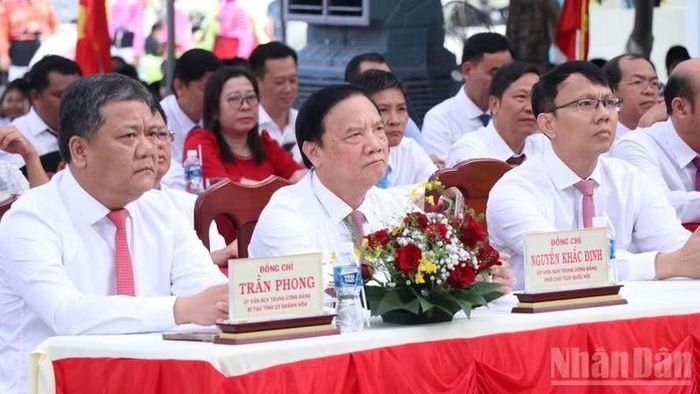 Phó Chủ tịch Quốc hội Nguyễn Khắc Định cùng lãnh đạo tỉnh Khánh Hòa và các đại biểu dự lễ khai giảng tại điểm cầu tỉnh Khánh Hòa. (Ảnh: NGUYỄN TRUNG)