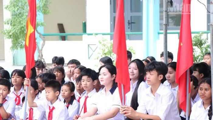 Học sinh Trường phổ thông dân tộc nội trú trung học cơ sở và trung học phổ thông Pi Năng Tắc hân hoan trước ngôi trường mới vừa được Đảng, Nhà nước đầu tư hơn 83 tỷ đồng xây mới toàn diện. (Ảnh: NGUYỄN TRUNG)