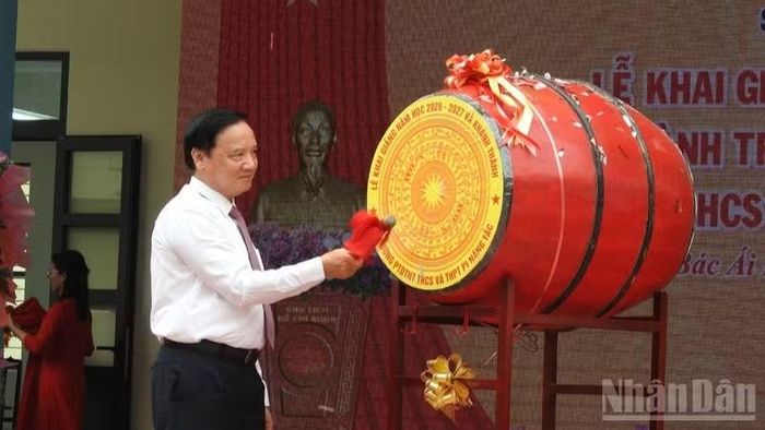 Phó Chủ tịch Quốc hội Nguyễn Khắc Định đánh trống khai trường năm học mới. (Ảnh: NGUYỄN TRUNG)