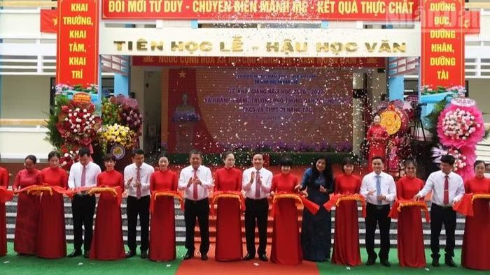 Phó Chủ tịch Quốc hội Nguyễn Khắc Định cùng lãnh đạo tỉnh Khánh Hòa và các đại biểu cắt băng khánh thành Trường phổ thông dân tộc nội trú trung học cơ sở và trung học phổ thông Pi Năng Tắc. (Ảnh: NGUYỄN TRUNG)