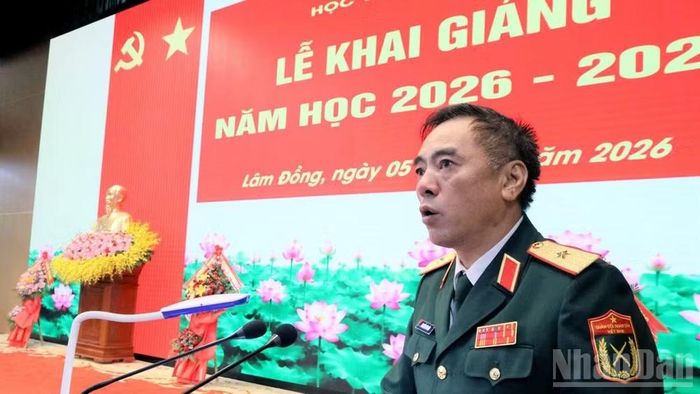 Thiếu tướng Nguyễn Văn Hậu, Phó Giám đốc Học viện Lục quân quán triệt các nhiệm vụ của Học viện trong năm học mới. (Ảnh: BẢO VĂN)