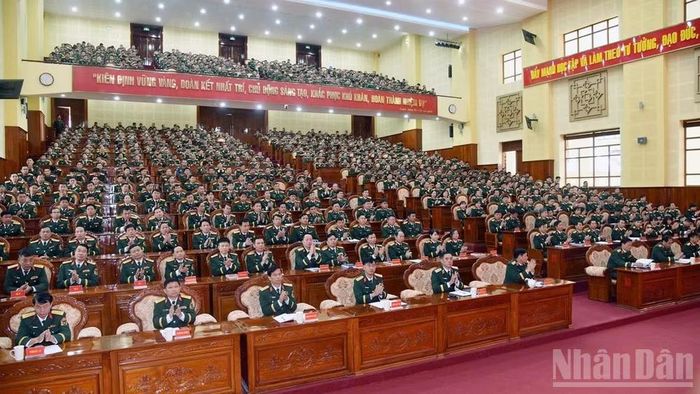 Học viên và cán bộ, giảng viên các khoa, hệ Học viện Lục quân tham dự lễ khai giảng. (Ảnh: BẢO VĂN)