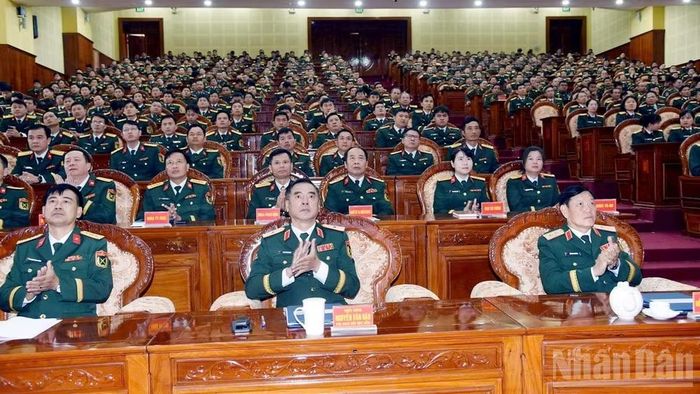 Các đồng chí lãnh đạo Học viện Lục quân dự lễ khai giảng. (Ảnh: BẢO VĂN)