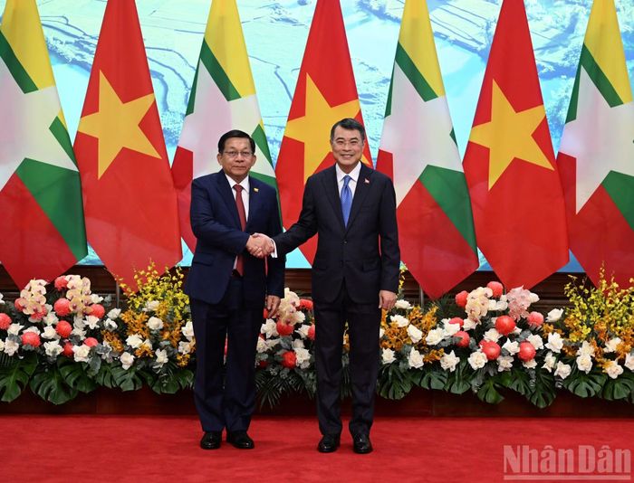 Thủ tướng Lê Minh Hưng và Tổng thống nước Cộng hòa Liên bang Myanmar Min Aung Hlaing. (Ảnh: TRẦN HẢI)
