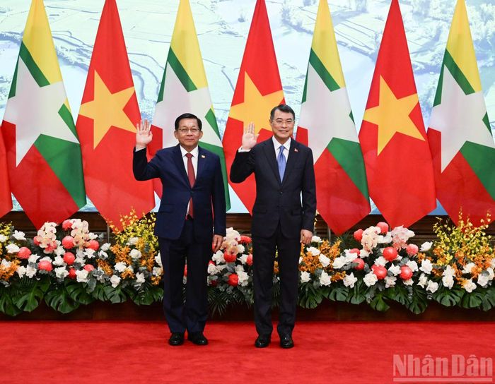 Thủ tướng Lê Minh Hưng và Tổng thống nước Cộng hòa Liên bang Myanmar Min Aung Hlaing. (Ảnh: TRẦN HẢI)
