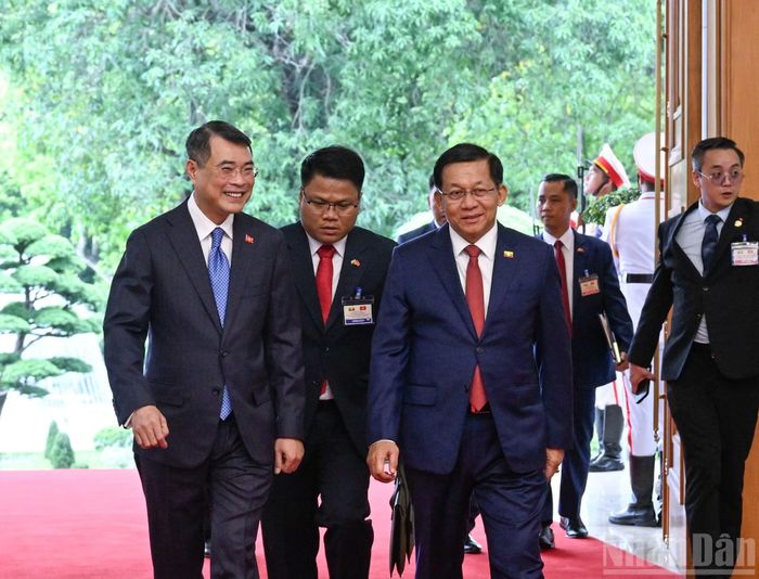 Thủ tướng Lê Minh Hưng đón Tổng thống nước Cộng hòa Liên bang Myanmar Min Aung Hlaing. (Ảnh: TRẦN HẢI)