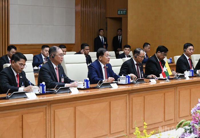 Tổng thống nước Cộng hòa Liên bang Myanmar Min Aung Hlaing và thành viên dự hội kiến. (Ảnh: TRẦN HẢI)