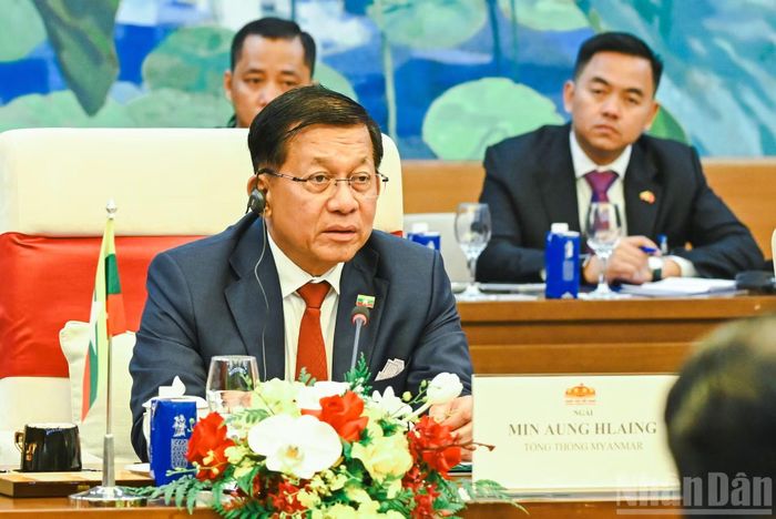 Tổng thống nước Cộng hòa Liên bang Myanmar Min Aung Hlaing phát biểu tại hội kiến. (Ảnh: DUY LINH)