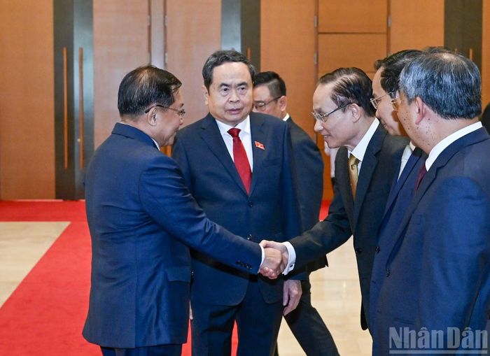Chủ tịch Quốc hội Trần Thanh Mẫn giới thiệu các đại biểu Việt Nam với Tổng thống nước Cộng hòa Liên bang Myanmar Min Aung Hlaing. (Ảnh: DUY LINH)