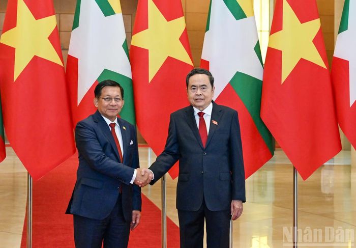 Chủ tịch Quốc hội Trần Thanh Mẫn và Tổng thống nước Cộng hòa Liên bang Myanmar Min Aung Hlaing. (Ảnh: DUY LINH)