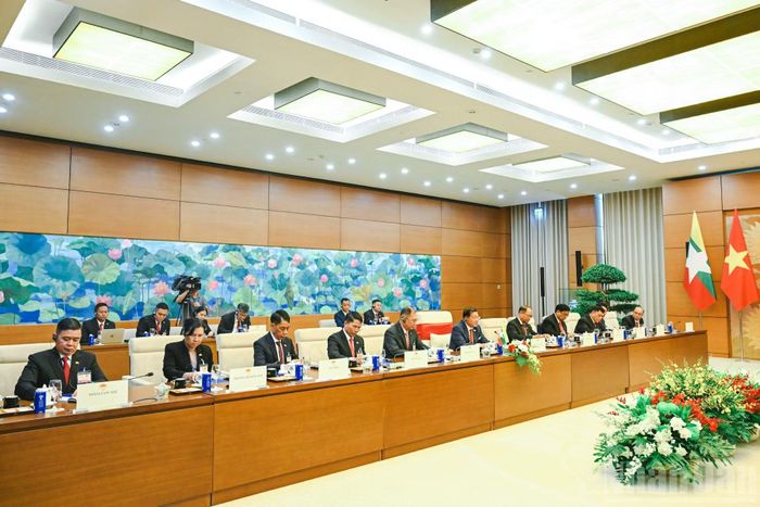 Tổng thống nước Cộng hòa Liên bang Myanmar Min Aung Hlaing và đoàn đại biểu Myanmar tại hội kiến. (Ảnh: DUY LINH)