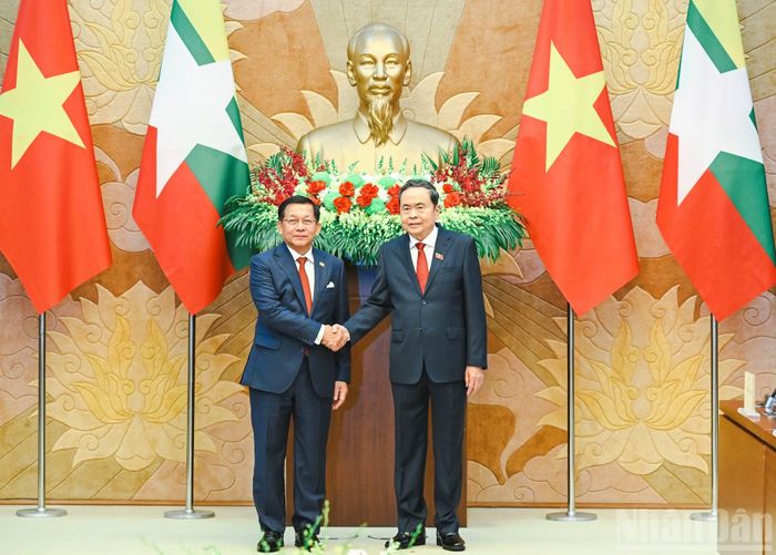Chủ tịch Quốc hội Trần Thanh Mẫn và Tổng thống nước Cộng hòa Liên bang Myanmar Min Aung Hlaing. (Ảnh: DUY LINH)