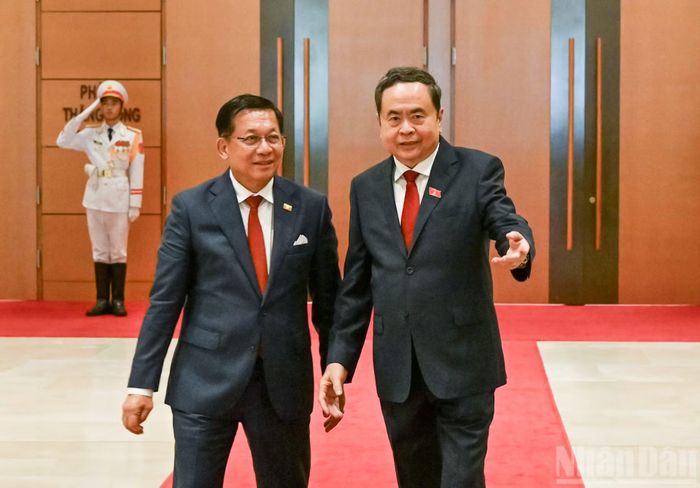 Chủ tịch Quốc hội Trần Thanh Mẫn đón Tổng thống nước Cộng hòa Liên bang Myanmar Min Aung Hlaing. (Ảnh: DUY LINH)
